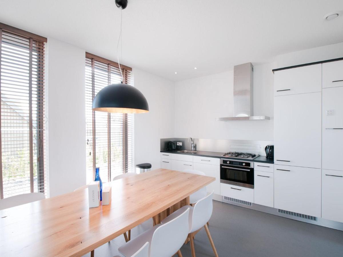 Modern Design Directly At The Water Vakantiehuis *