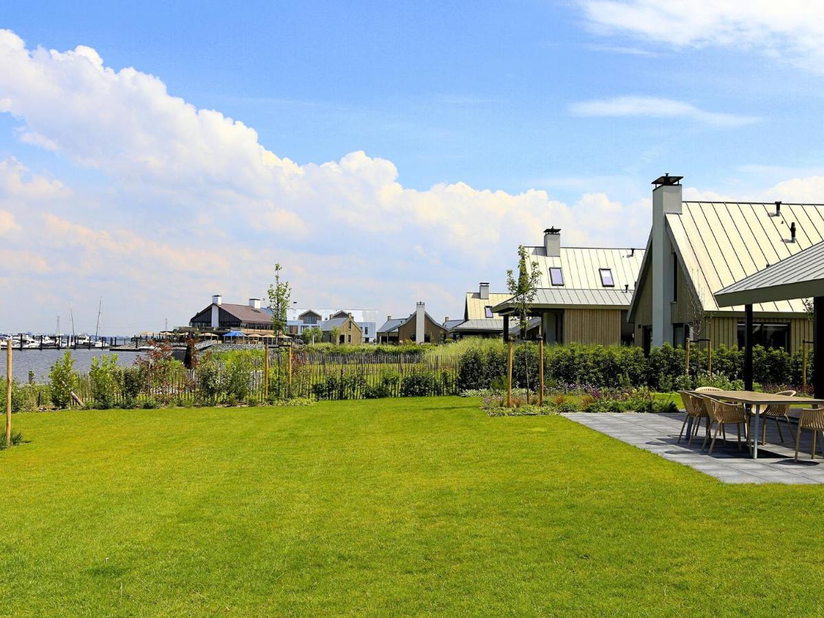 Vakantiehuis Modern Design Directly At The Water *